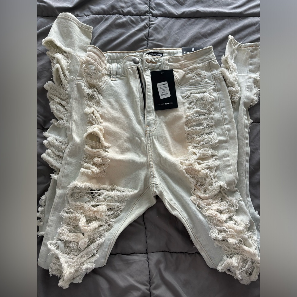 Fashion novas women’s skinny distressed jeans size 9